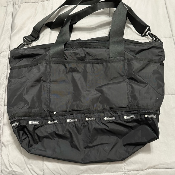 Brand new LeSportsac Dakota Medium Deluxe Overnight Bag - Picture 6 of 7